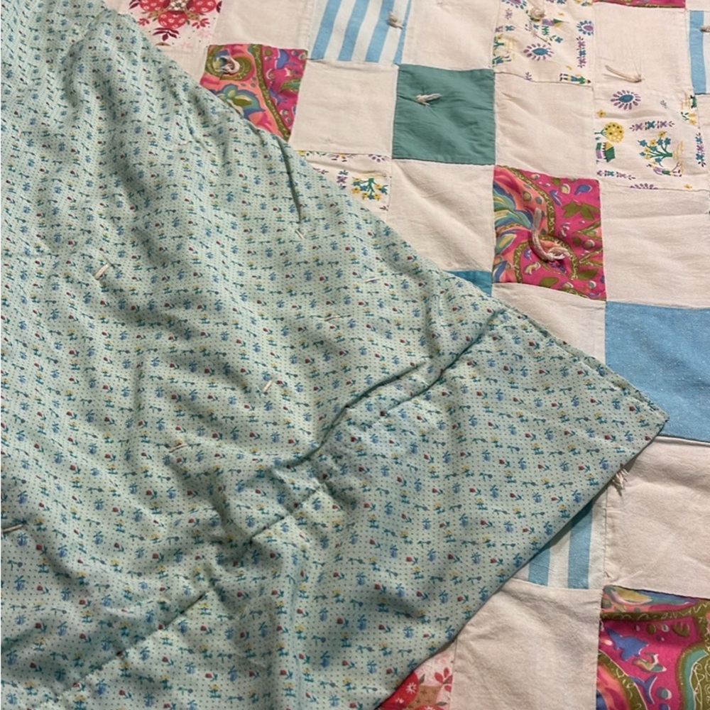 Patchwork Quilt with Multicolor Design - Picture 11 of 14